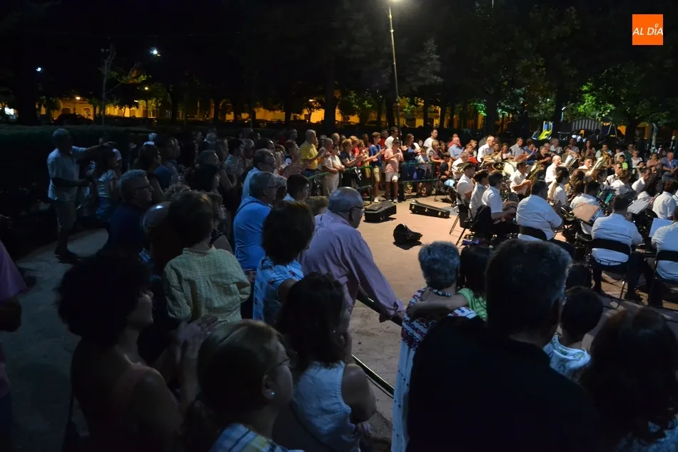 Foto 3 - La Banda de M&uacute;sica encandila un a&ntilde;o m&aacute;s a mirobrigenses y forasteros  