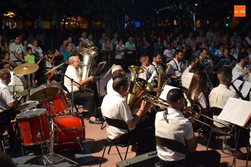Foto 6 - La Banda de M&uacute;sica encandila un a&ntilde;o m&aacute;s a mirobrigenses y forasteros  