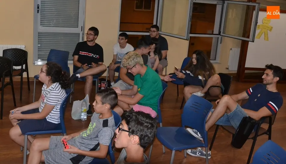 Medio centenar de jóvenes disfrutan de una noche de juegos en el Espacio i  
