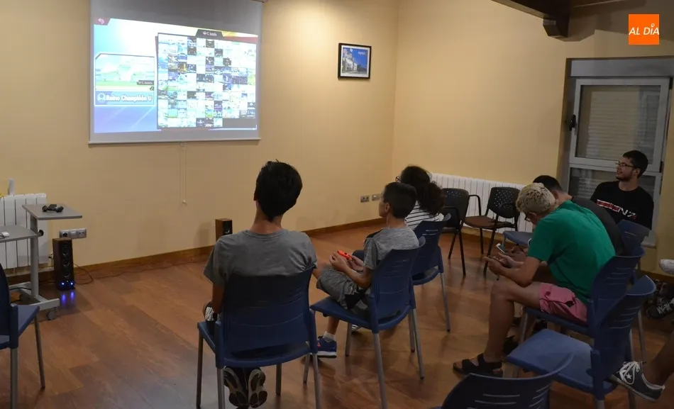 Foto 8 - Medio centenar de j&oacute;venes disfrutan de una noche de juegos en el Espacio i  