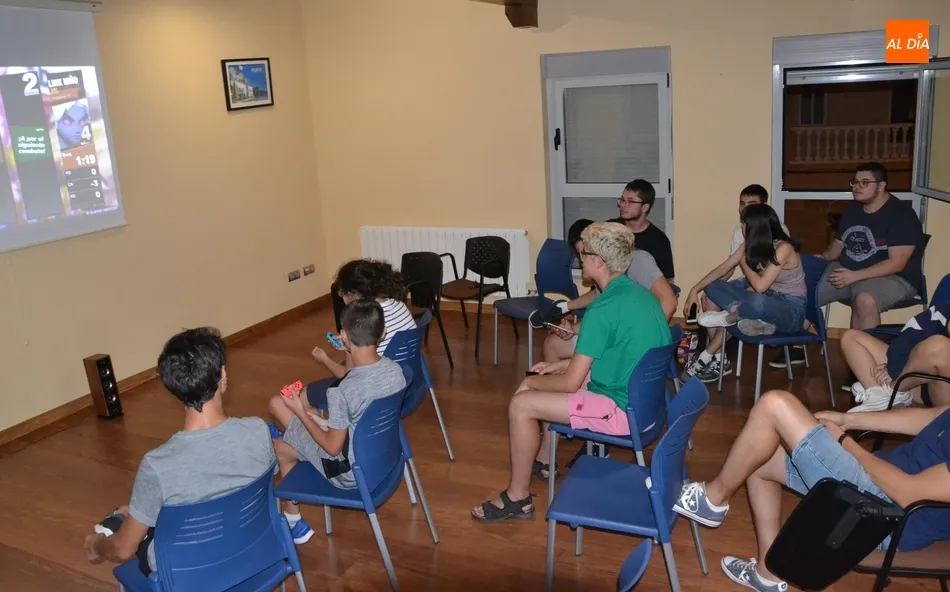 Foto 9 - Medio centenar de j&oacute;venes disfrutan de una noche de juegos en el Espacio i  