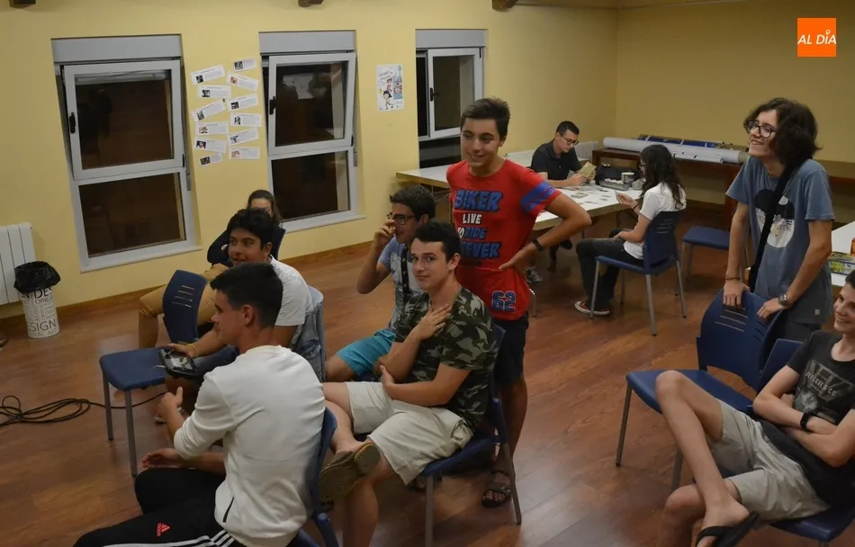 Foto 5 - Medio centenar de j&oacute;venes disfrutan de una noche de juegos en el Espacio i  