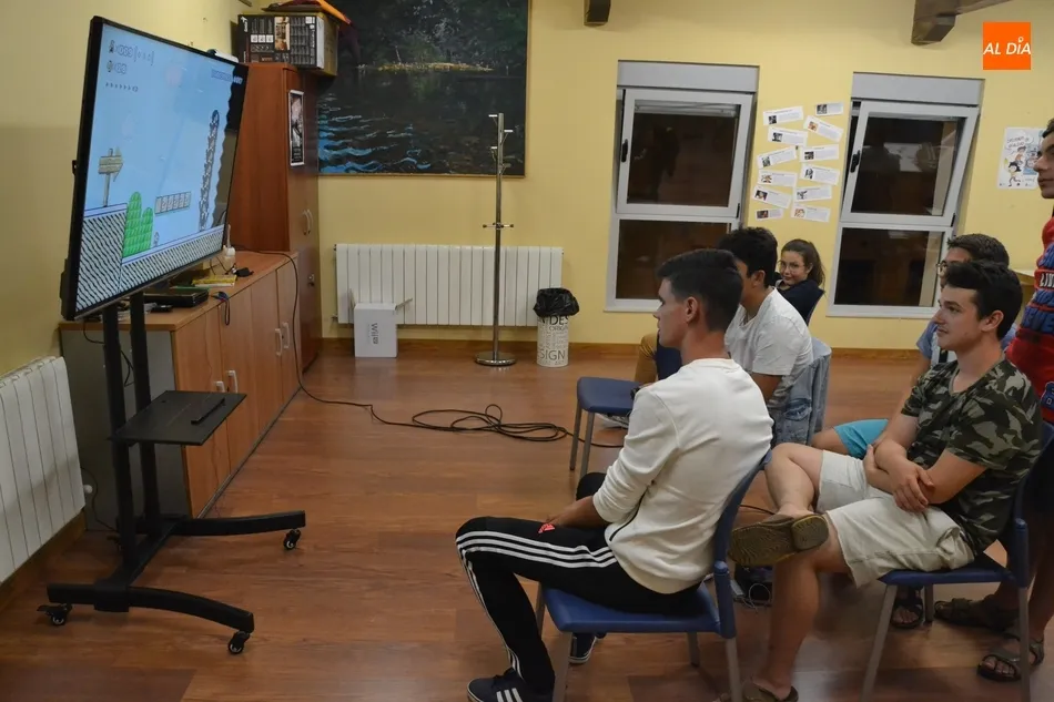 Foto 4 - Medio centenar de j&oacute;venes disfrutan de una noche de juegos en el Espacio i  