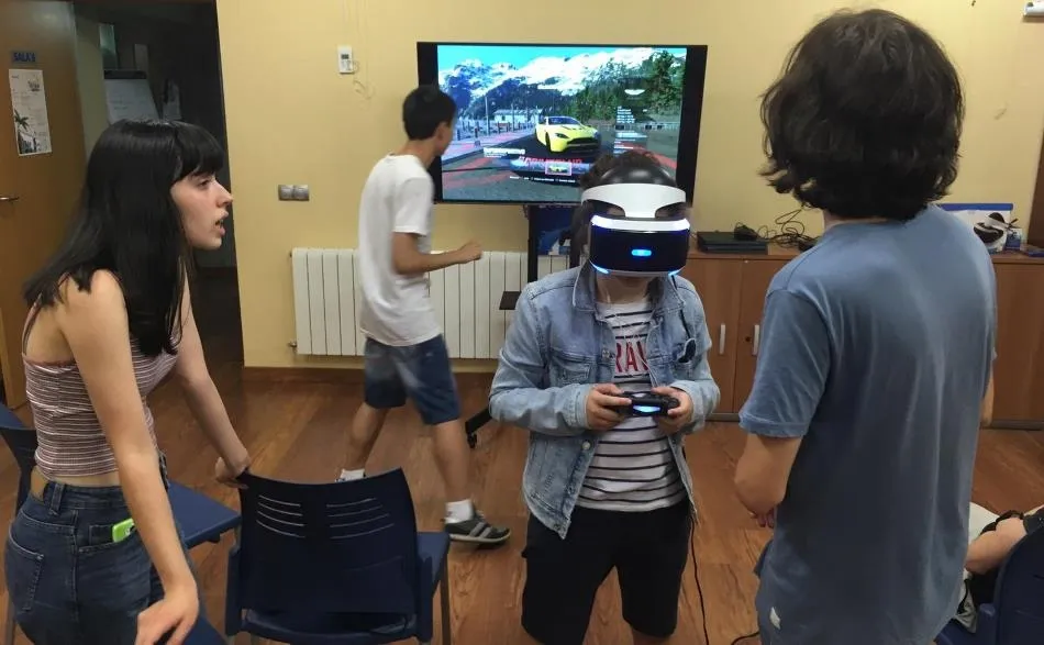 Foto 2 - Medio centenar de j&oacute;venes disfrutan de una noche de juegos en el Espacio i  
