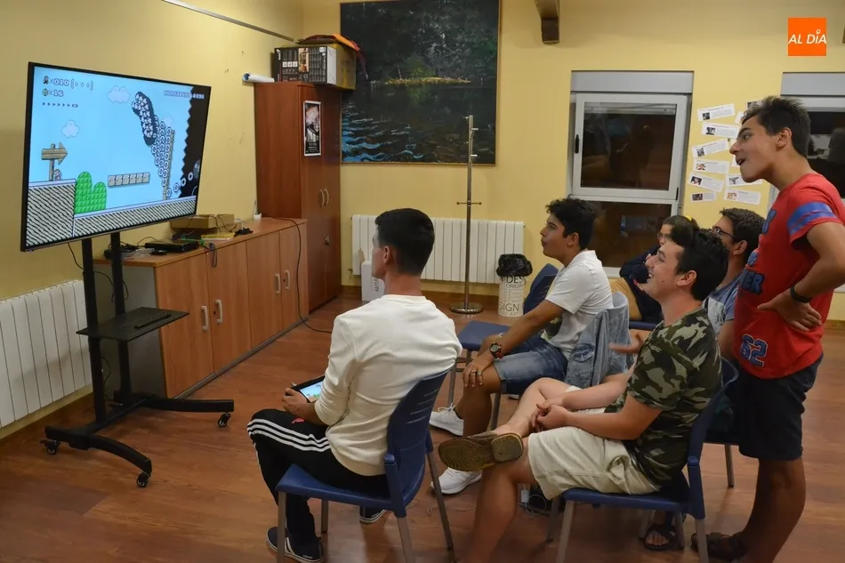 Foto 6 - Medio centenar de j&oacute;venes disfrutan de una noche de juegos en el Espacio i  