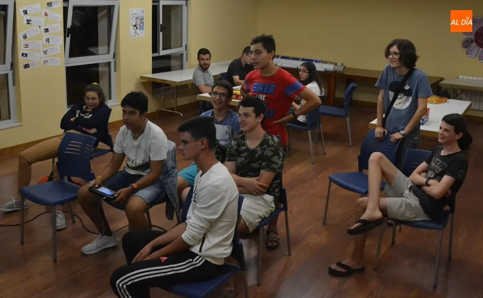Foto 3 - Medio centenar de j&oacute;venes disfrutan de una noche de juegos en el Espacio i  