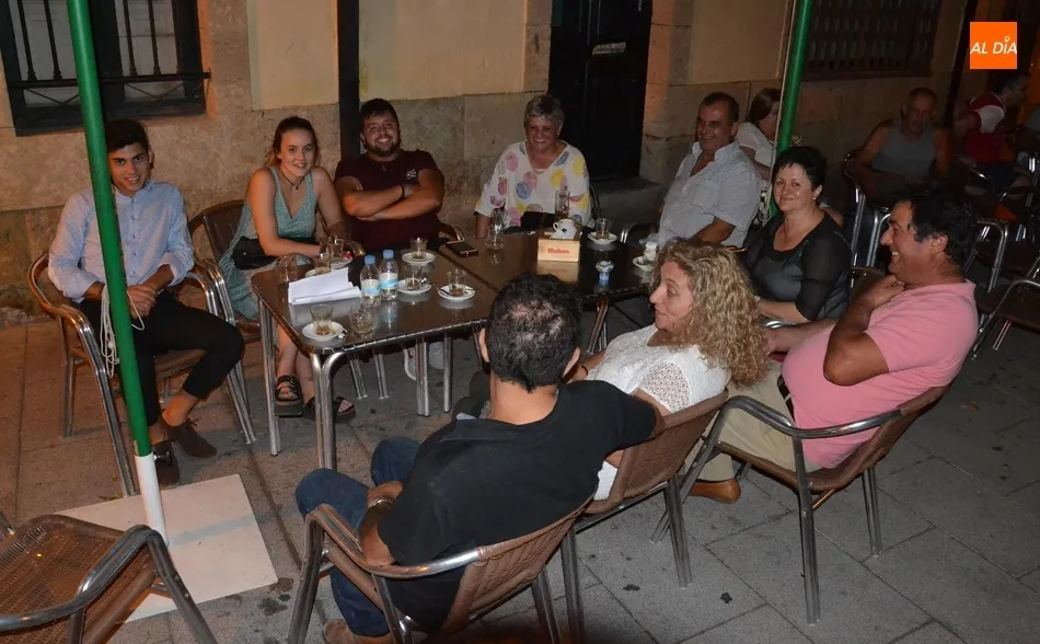 Eh, sácanos una foto: Tras la gran fiesta de aniversario  