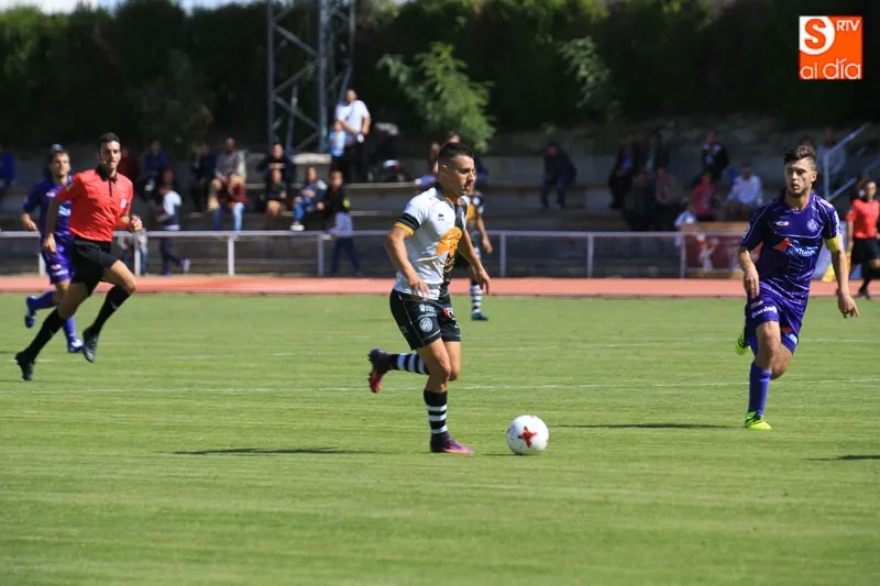 Piojo conduce el balón en un encuentro liguero frente al Palencia Cristo Atlético / Archivo
