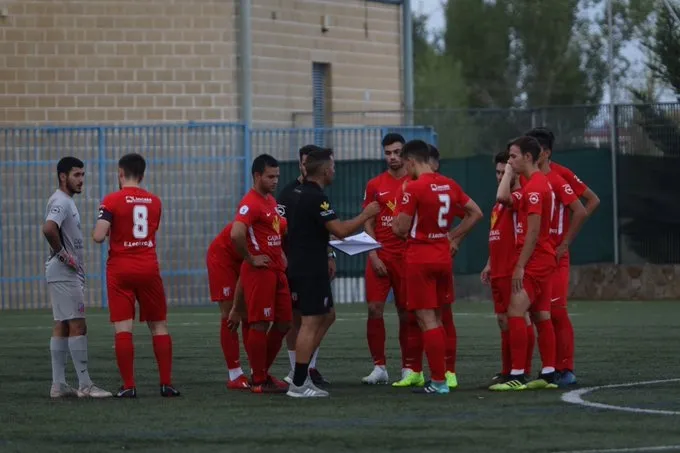 El cuerpo técnico del Santa Marta da instrucciones a los jugadores / UD Santa Marta