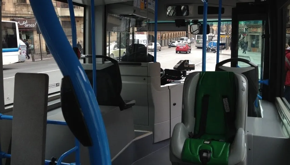 Interior de un autobús urbano en la Gran Vía de Salamanca. Foto de Europa Press