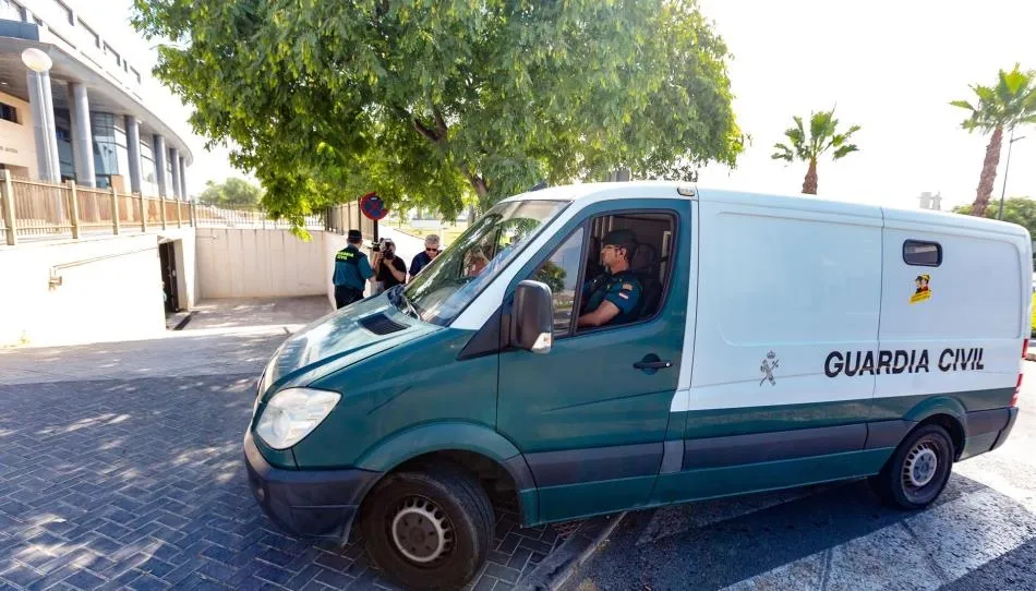 Los cinco jóvenes pasaron a disposición judicial este jueves por atentar presuntamente contra la libertad sexual de las dos chicas. Foto de Europa Press