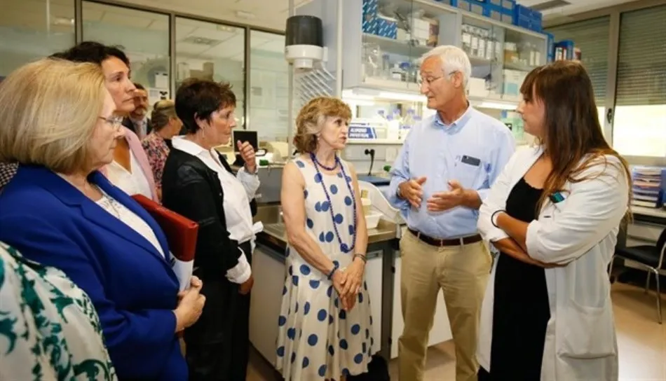 La ministra de Sanidad en funciones, María Luisa Carcedo, y el director del Centro de Investigación del Cáncer en la Universidad de Salamanca, Eugenio Santos, durante la visita de esta semana. Foto de Europa Press
