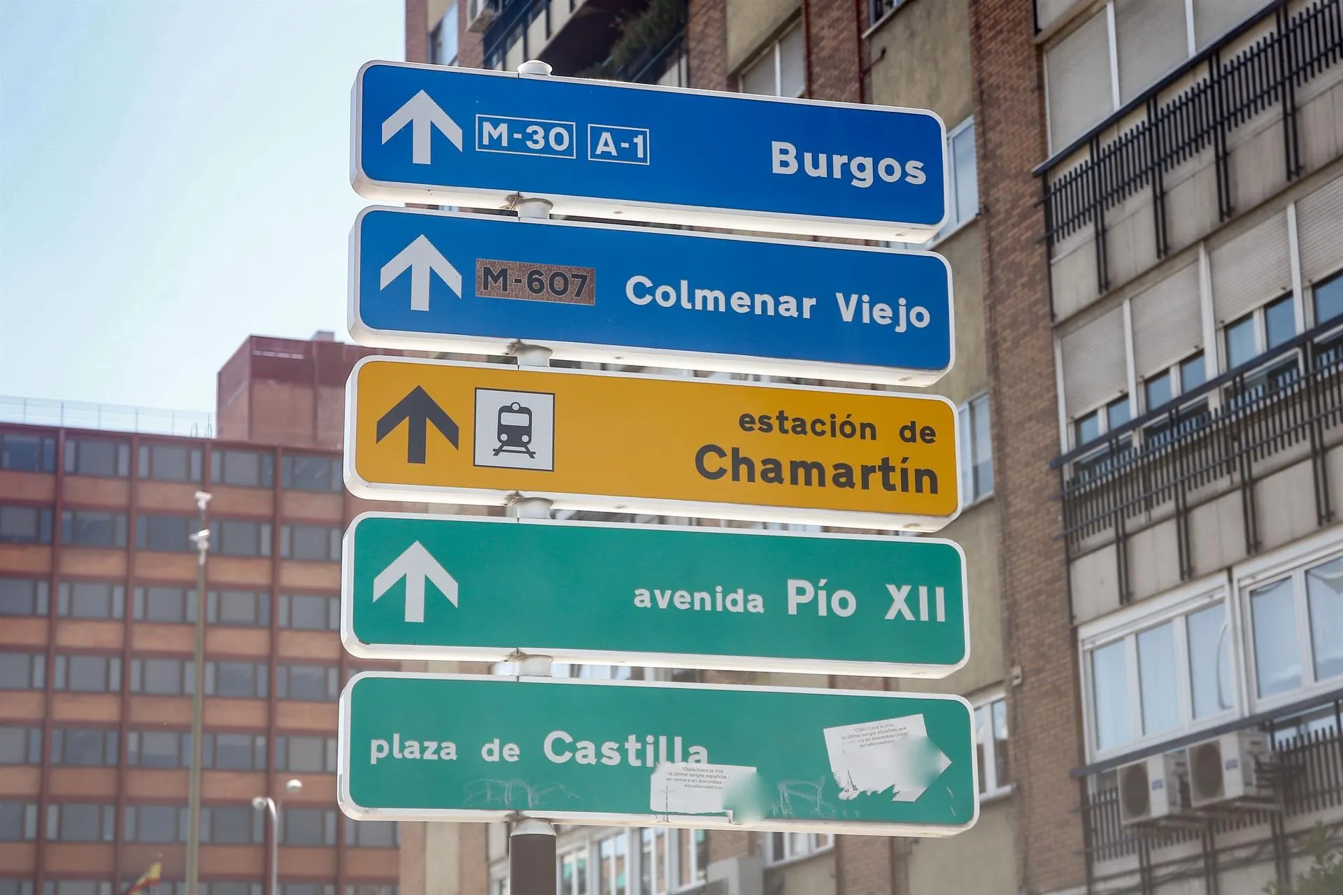 Carteles de tráfico en Madrid