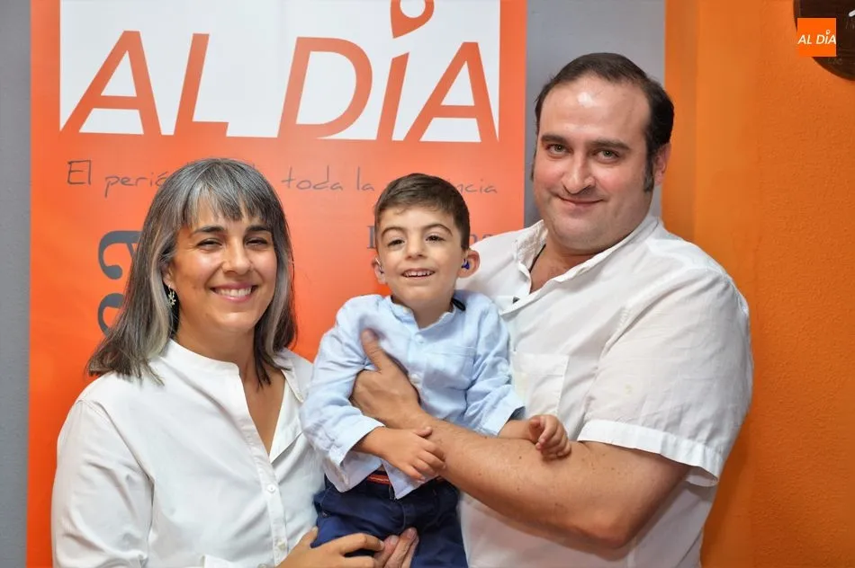 El pequeño Pedro con sus padres Beatriz y José Luis | FOTOS: ÁNGEL MERINO