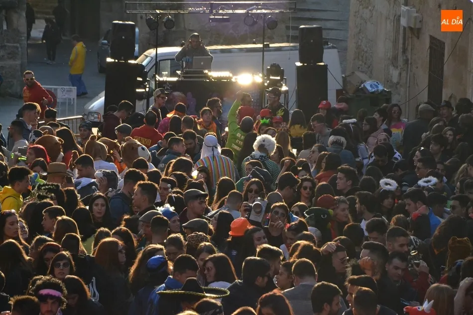 Actuación de una discoteca móvil durante las fiestas de un pueblo / Archivo