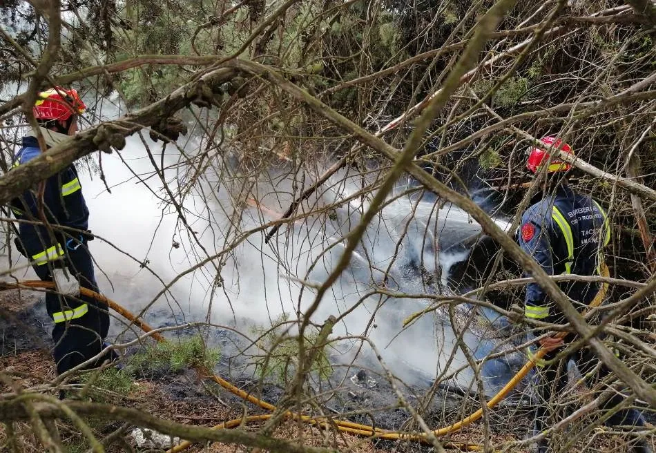 Foto 9 - Un fuego declarado en las Huertas de Santa Cruz se queda cerca de varias viviendas  