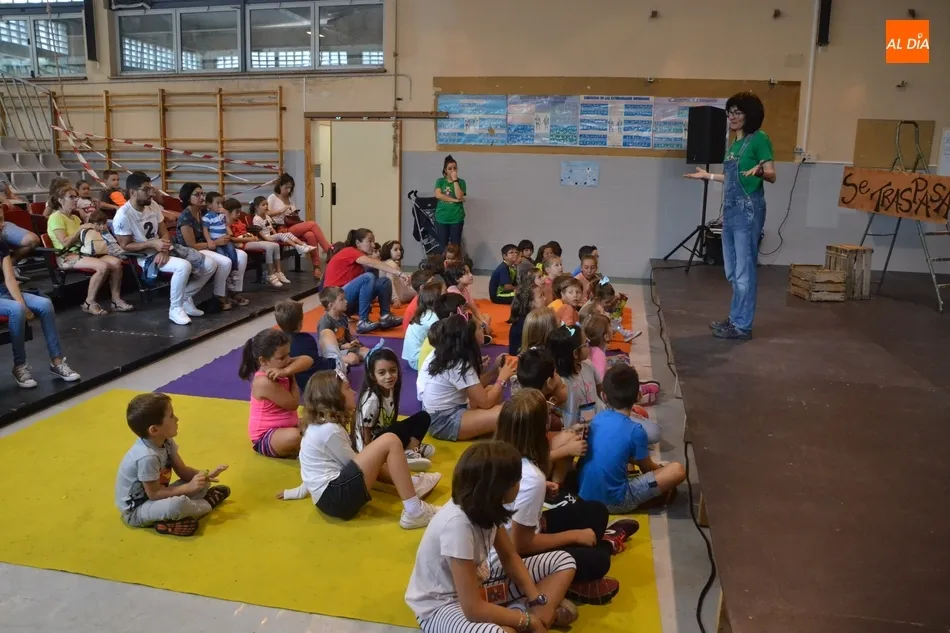 Una Glorieta Emocionante finaliza a cubierto en la Sala Esmark debido a la lluvia  