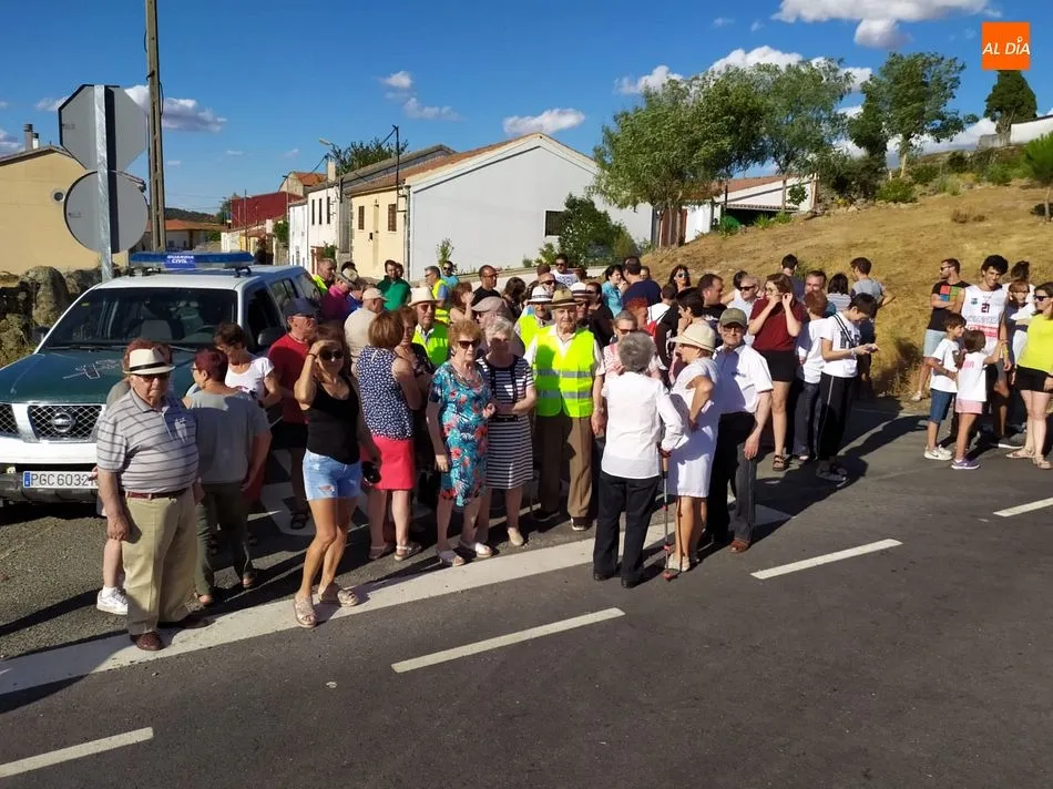 Foto 5 - Los vecinos de Fuentes de B&eacute;jar se manifiestan para reclamar un radar