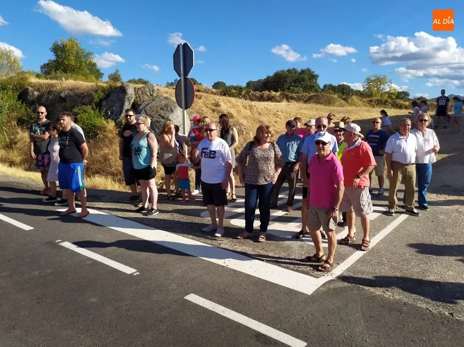 Foto 4 - Los vecinos de Fuentes de B&eacute;jar se manifiestan para reclamar un radar