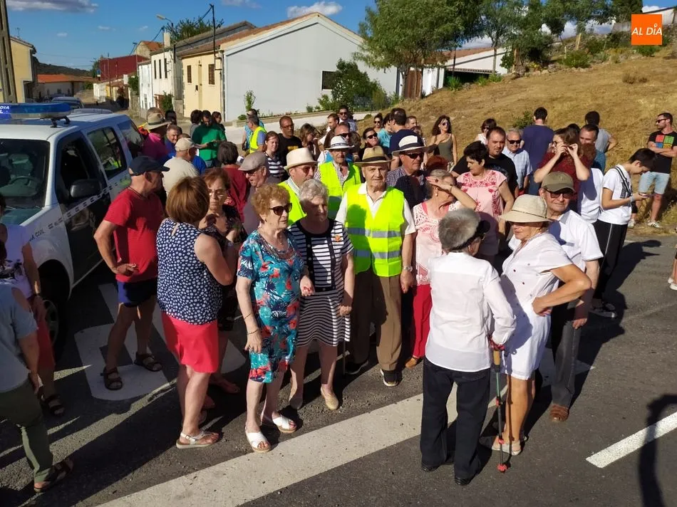 Foto 3 - Los vecinos de Fuentes de B&eacute;jar se manifiestan para reclamar un radar