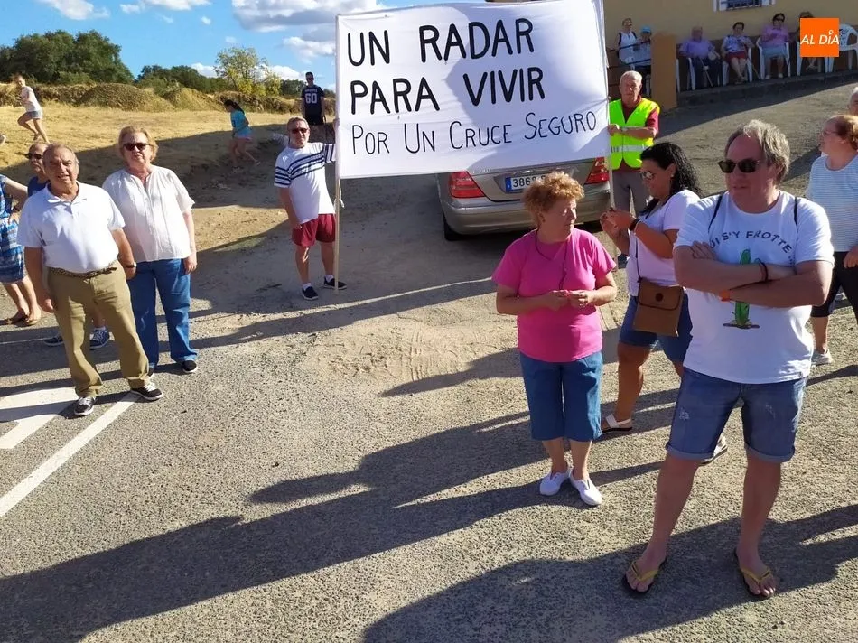 Foto 2 - Los vecinos de Fuentes de B&eacute;jar se manifiestan para reclamar un radar