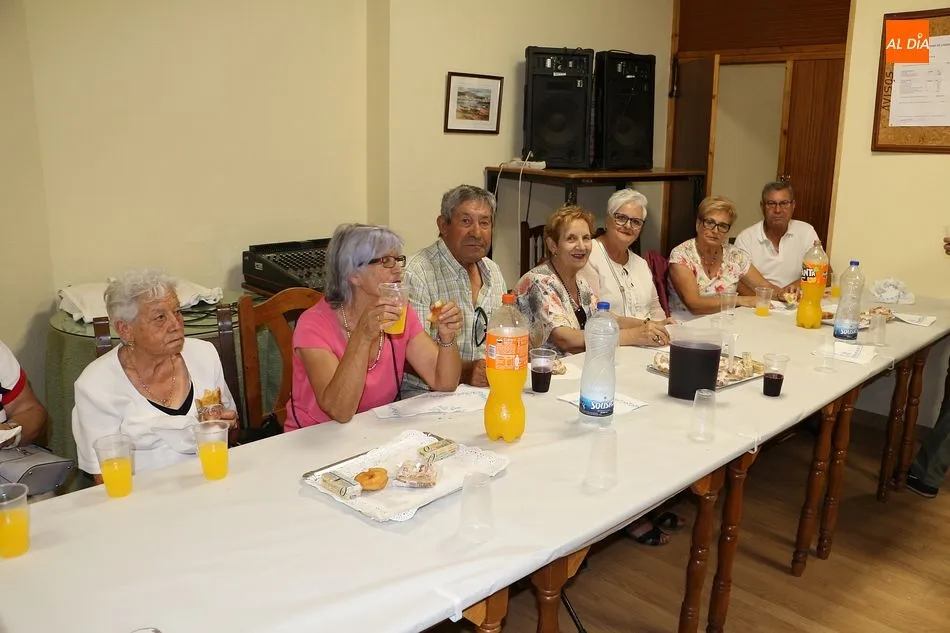 Foto 3 - Los mayores de Linares de Riofr&iacute;o celebran su festiva jornada