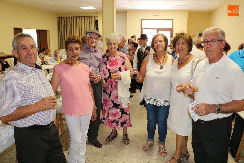 Foto 2 - Los mayores de Linares de Riofr&iacute;o celebran su festiva jornada