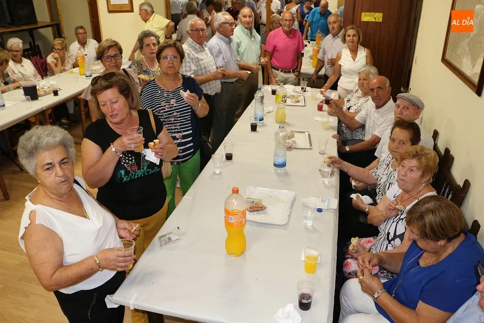 Foto 7 - Los mayores de Linares de Riofr&iacute;o celebran su festiva jornada