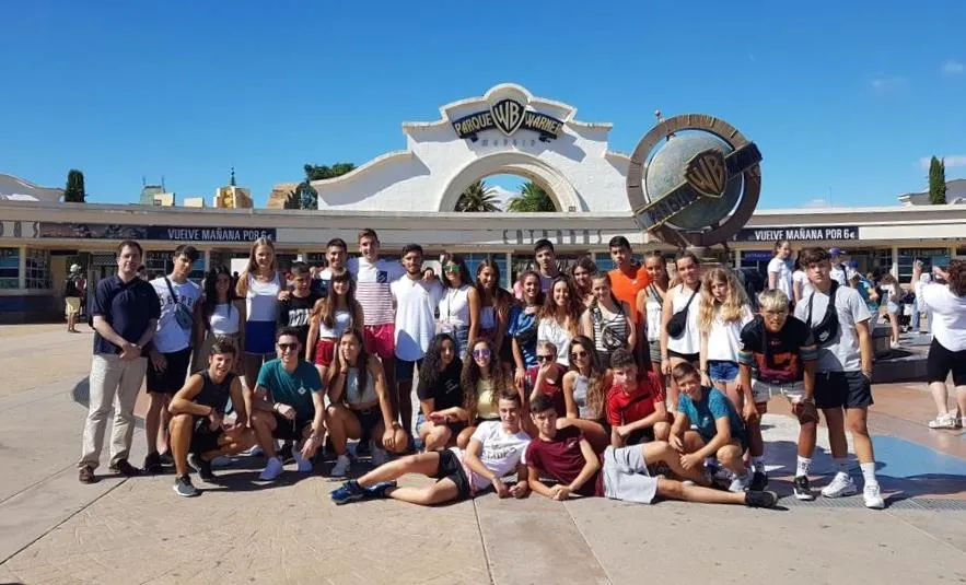 Un grupo de jóvenes de Gallegos de Argañán y Serranillo se van de excursión al Parque Warner  