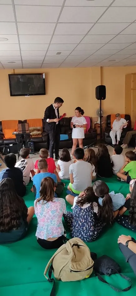 Foto 5 - Los mayores de Carbajosa disfrutan de la magia de Pedro Majo y Miguel de Lucas