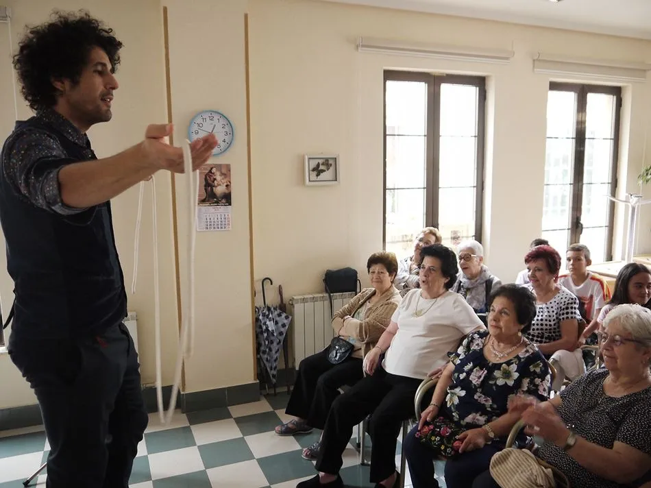 Foto 4 - Los mayores de Carbajosa disfrutan de la magia de Pedro Majo y Miguel de Lucas