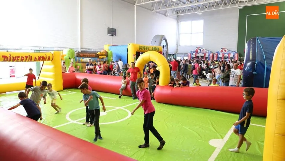 Los más pequeños se han divertido con los hinchables instalados en el polideportivo. Foto: Víctor Sánchez