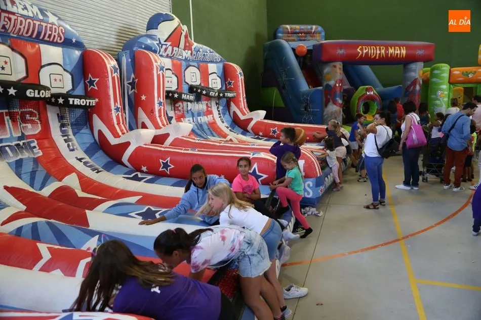 Foto 9 - Divertida tarde de hinchables en las fiestas de Do&ntilde;inos