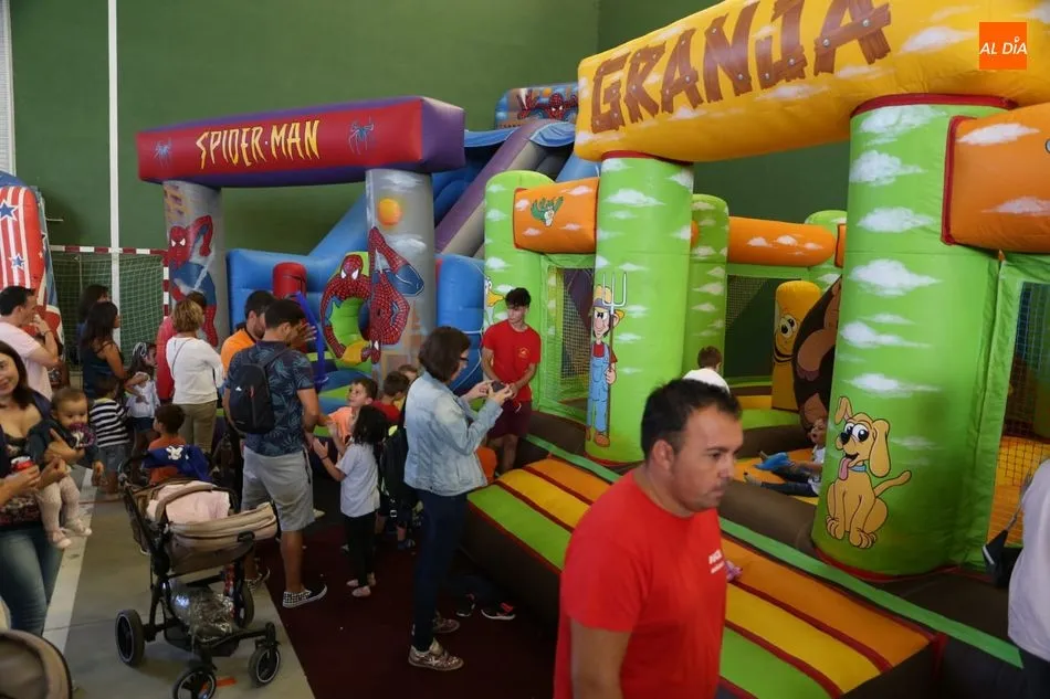 Foto 7 - Divertida tarde de hinchables en las fiestas de Do&ntilde;inos