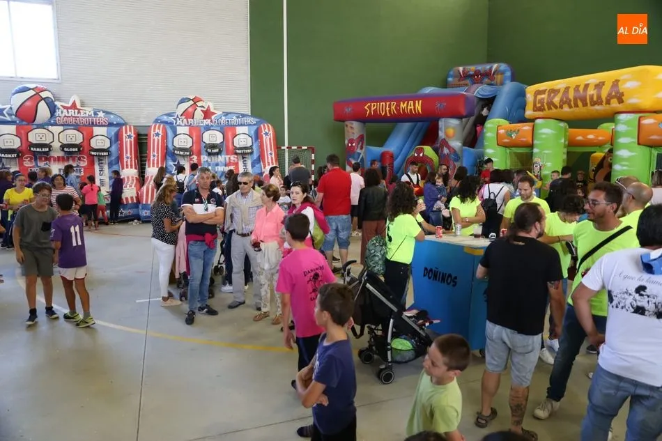 Foto 4 - Divertida tarde de hinchables en las fiestas de Do&ntilde;inos