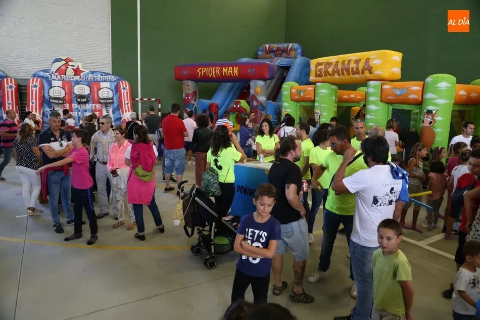 Foto 3 - Divertida tarde de hinchables en las fiestas de Do&ntilde;inos