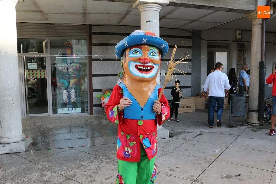 Foto 5 - Los cabezudos animan los juegos de La Pradera pese a la lluvia
