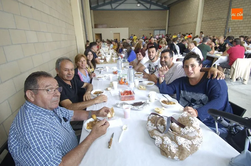 Vecinos en torno a la mesa | Fotos Adrián Martín