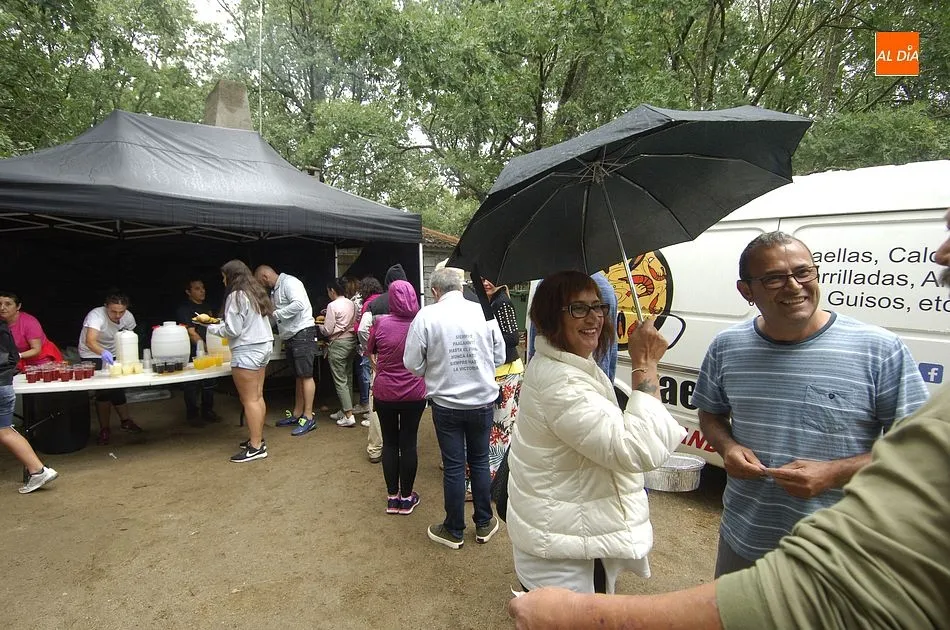 Los vecinos tuvieron que abrir los paraguas | Fotos Adrián Martín