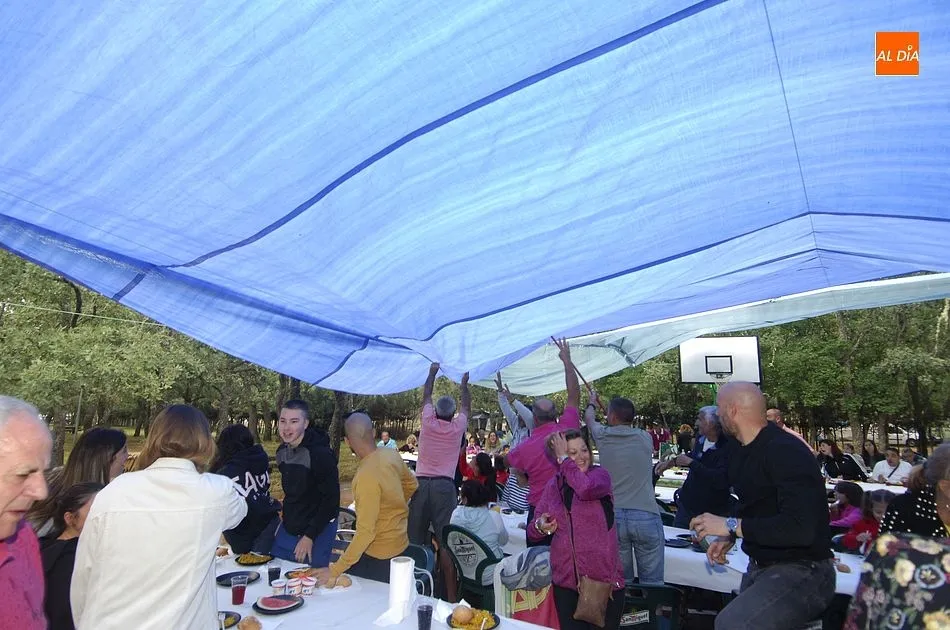 Foto 10 - La lluvia obliga a los vecinos de Agallas a refugiarse para comer la paella festiva  