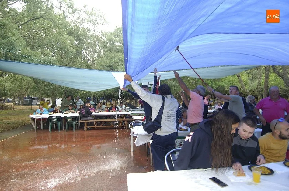 Foto 9 - La lluvia obliga a los vecinos de Agallas a refugiarse para comer la paella festiva  