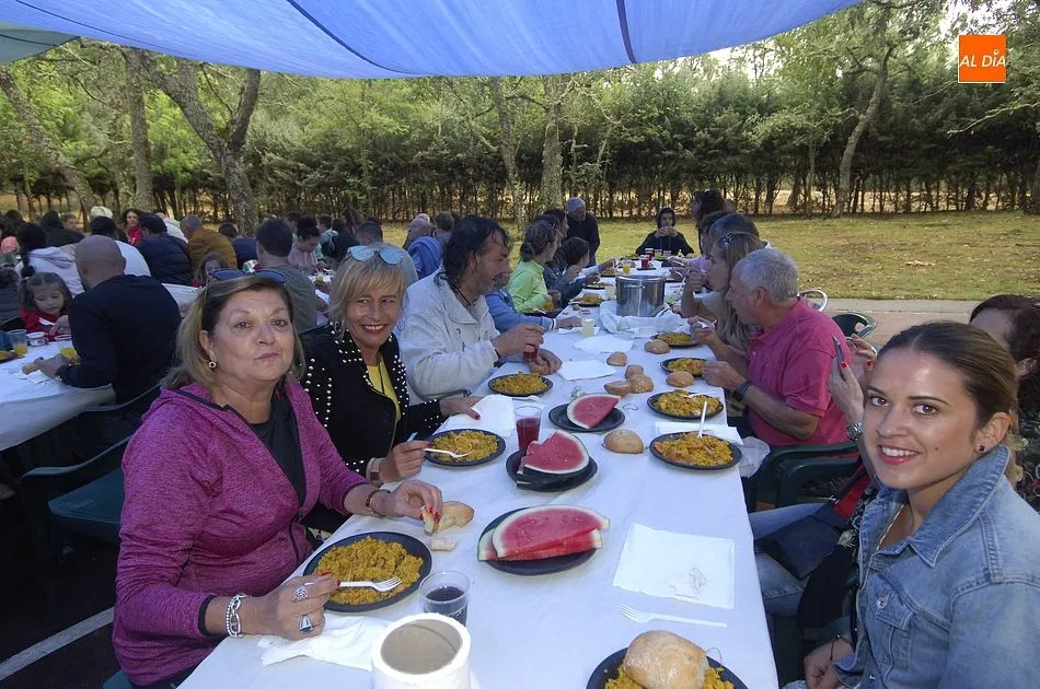Foto 7 - La lluvia obliga a los vecinos de Agallas a refugiarse para comer la paella festiva  
