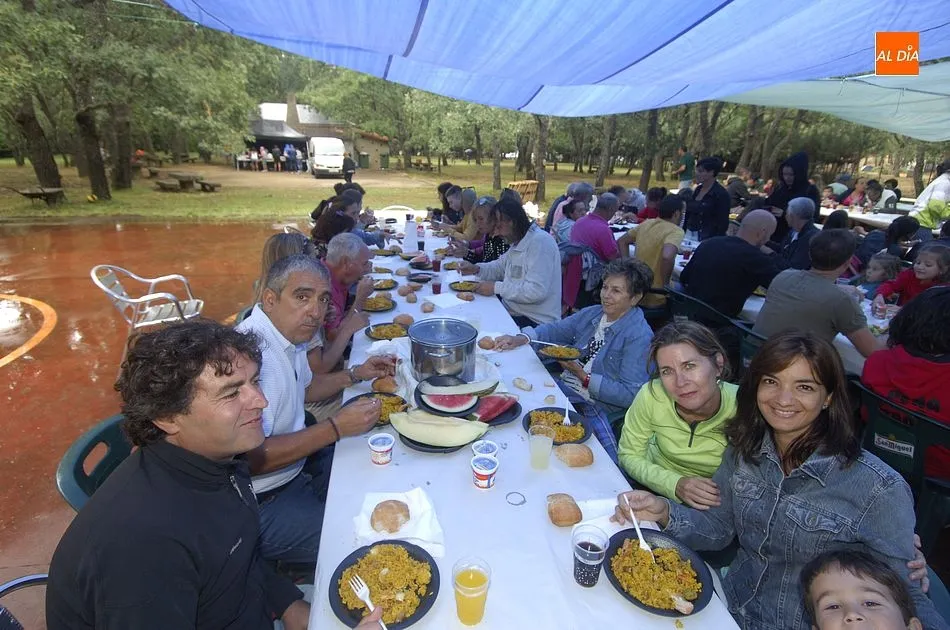 Foto 5 - La lluvia obliga a los vecinos de Agallas a refugiarse para comer la paella festiva  