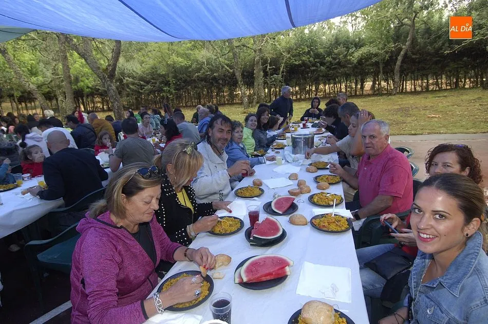 Foto 6 - La lluvia obliga a los vecinos de Agallas a refugiarse para comer la paella festiva  