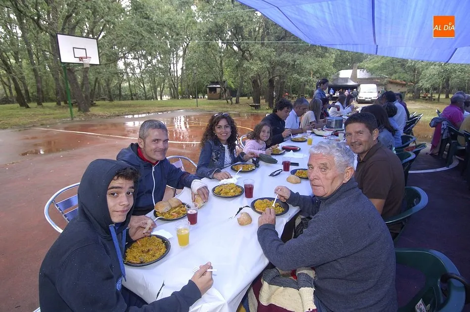 Foto 4 - La lluvia obliga a los vecinos de Agallas a refugiarse para comer la paella festiva  