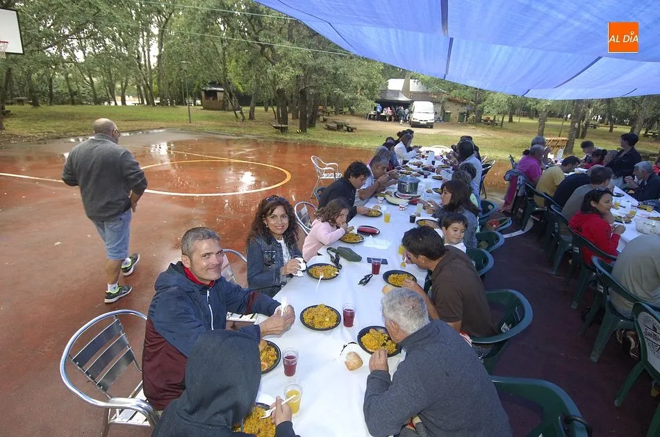 Foto 3 - La lluvia obliga a los vecinos de Agallas a refugiarse para comer la paella festiva  
