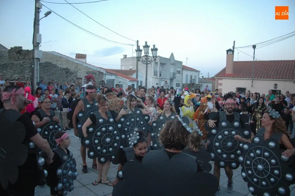 Foto 11 - El desfile de disfraces anima las fiestas de agosto en Almendra  
