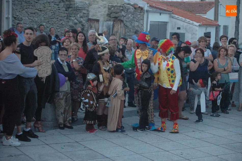 Foto 9 - El desfile de disfraces anima las fiestas de agosto en Almendra  