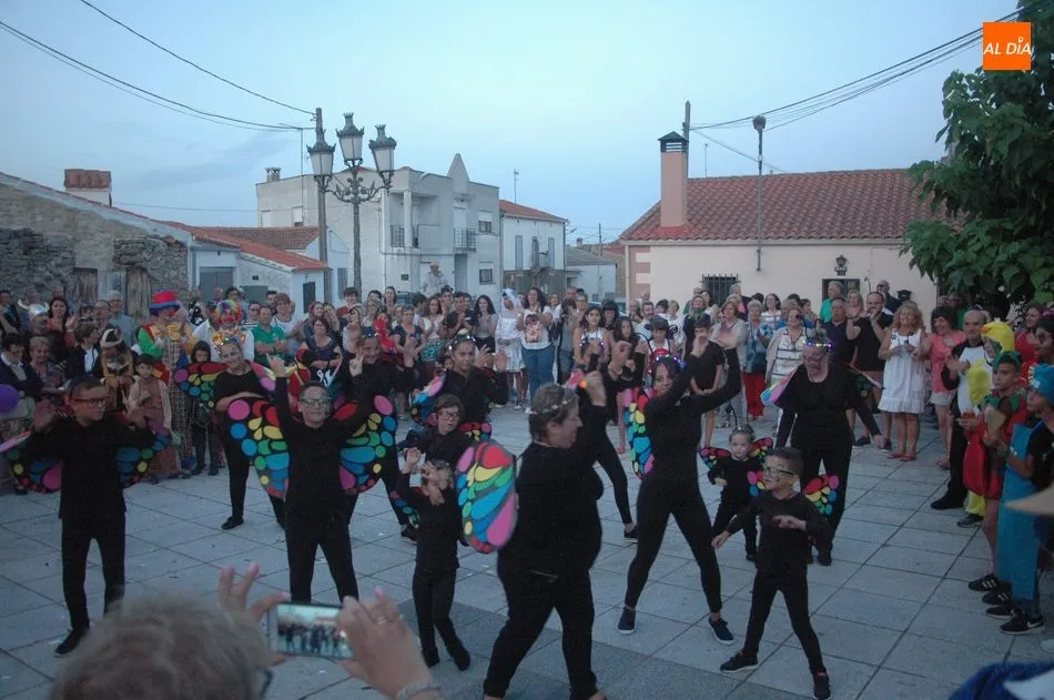 Foto 8 - El desfile de disfraces anima las fiestas de agosto en Almendra  