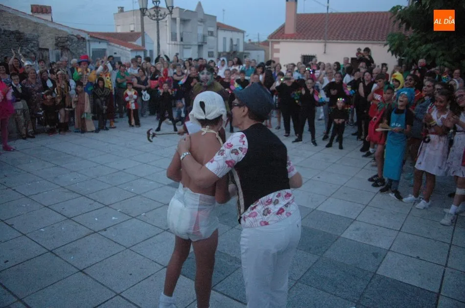 Foto 7 - El desfile de disfraces anima las fiestas de agosto en Almendra  